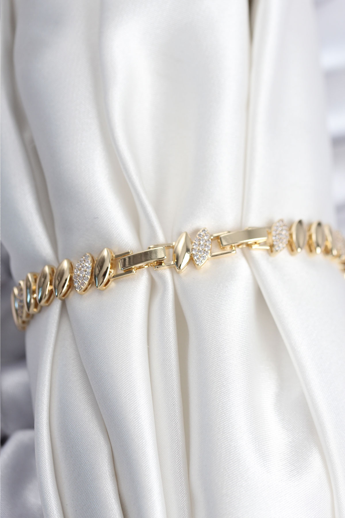 Pirinç VIP Seri Gold Renk Arpa Model Kadın Bileklik