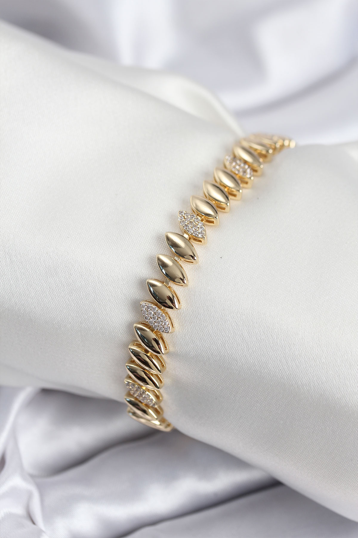 Pirinç VIP Seri Gold Renk Arpa Model Kadın Bileklik