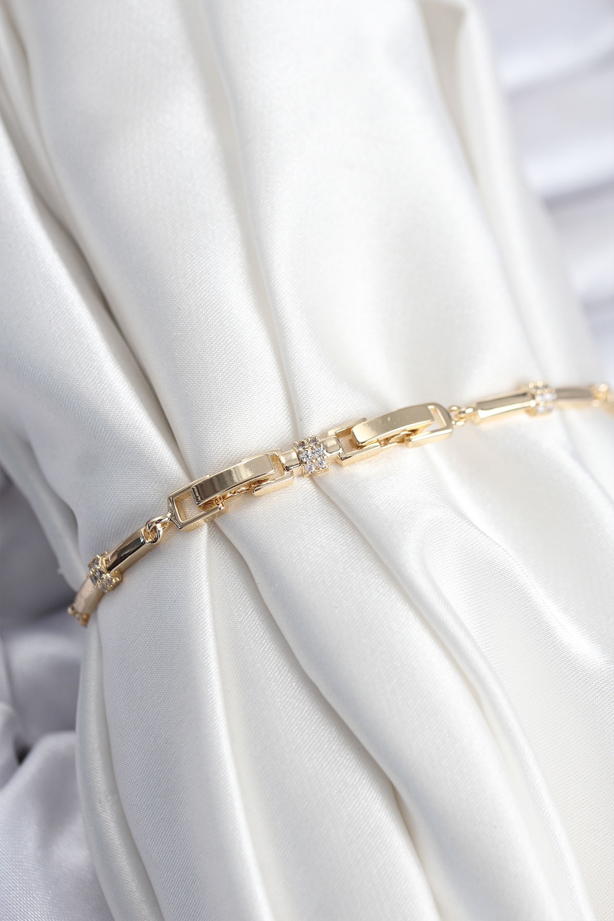 Pirinç VIP Seri Gold Renk Parçalı Model Zirkon Taşlı Kadın Bileklik