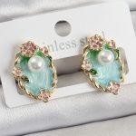 Pirinç Yeşil Mineli İnci Detaylı Sanatsal Portre Model Gold Renk Kadın Küpe