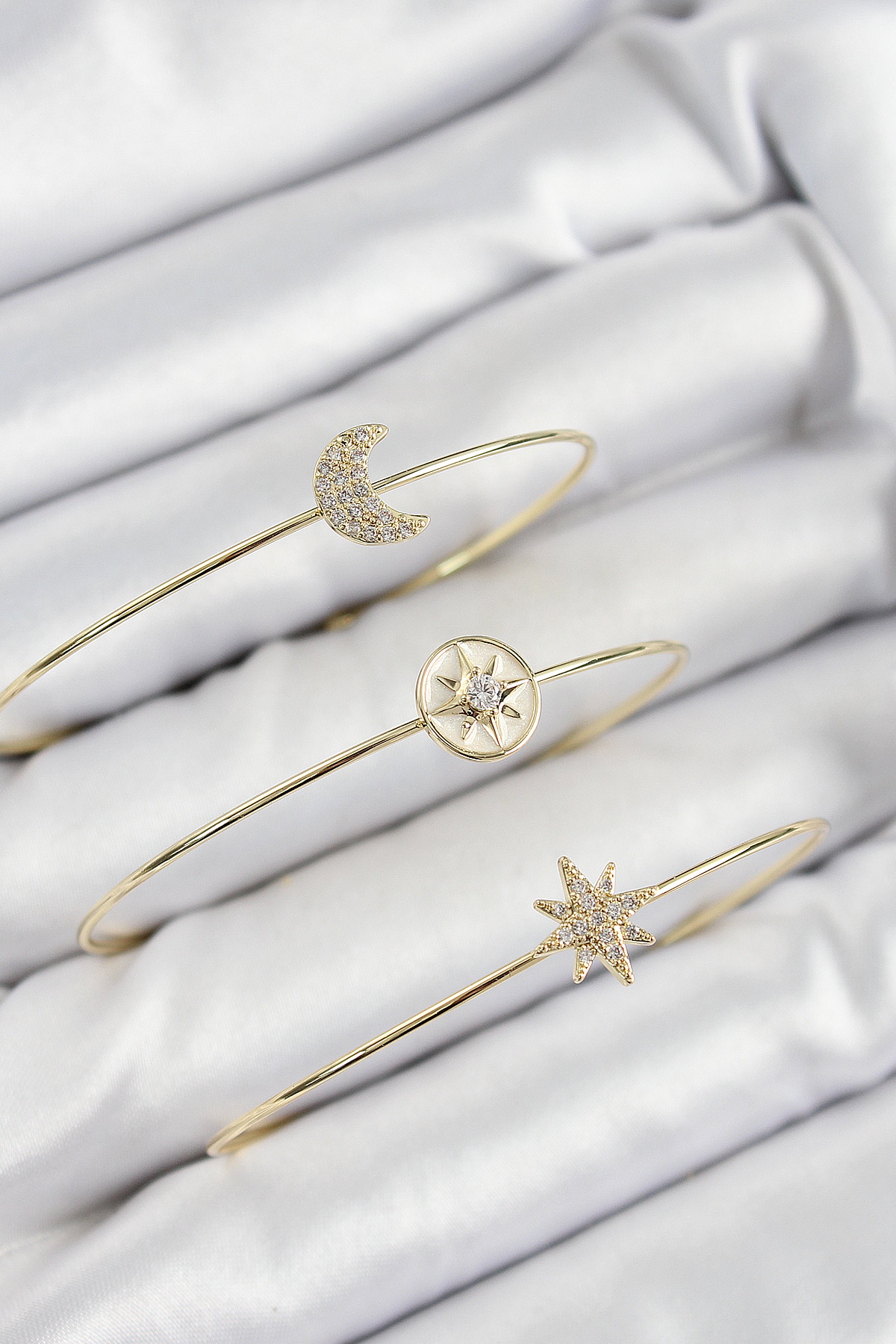 Pirinç Zirkon Taşlı Ay Ve Kutup Yıldızı Model Gold Renk Vip 3'lü Kadın Bileklik