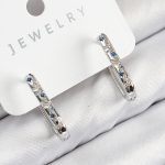 Pirinç Zirkon Taşlı Çiçek Desenli Model Gümüş Renk Kadın Küpe