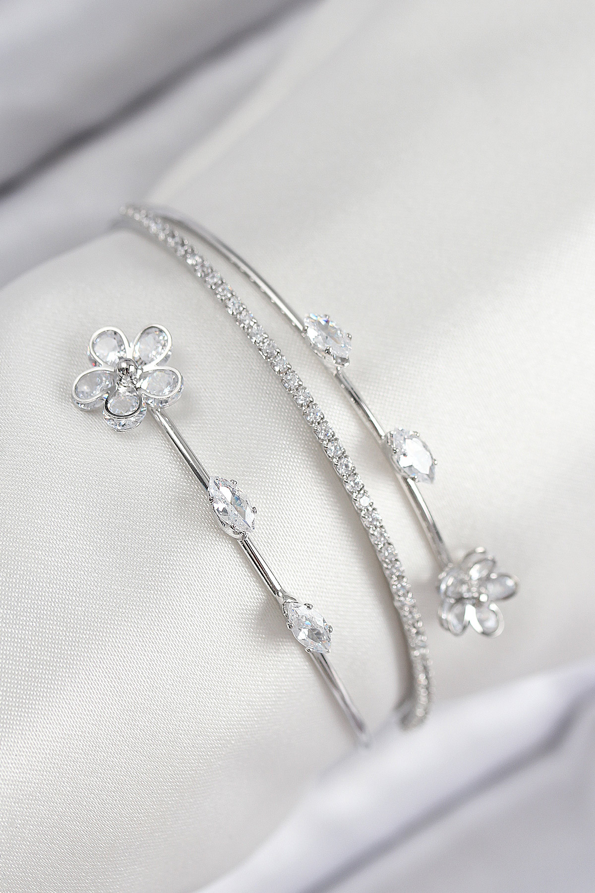 Pirinç Zirkon Taşlı Çiçek Model Gümüş Renk Kadın Bileklik