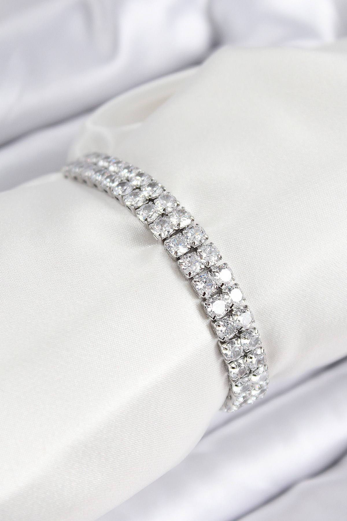 Pirinç Zirkon Taşlı Çift Sıra Kare Model Gümüş Renk Asansörlü Kadın Bileklik