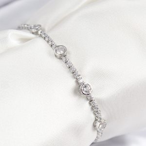 Pirinç Zirkon Taşlı Daire Model Gümüş Renk Asansörlü Kadın Bileklik