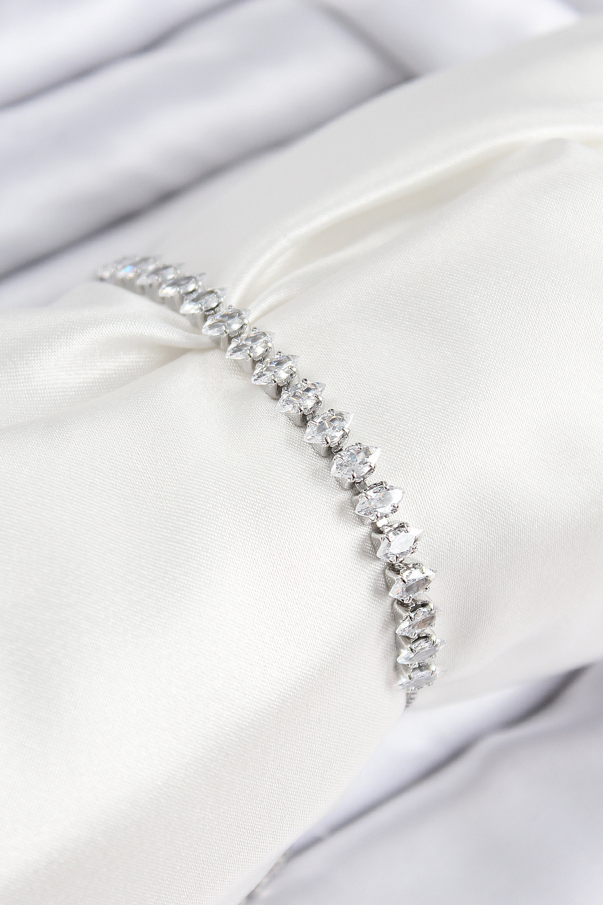 Pirinç Zirkon Taşlı Damla Model Gümüş Renk Asansörlü Kadın Bileklik