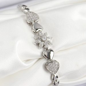 Pirinç Zirkon Taşlı Kalp Detaylı Çiçek Model Gümüş Renk Kadın Bileklik