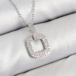 Pirinç Zirkon Taşlı Kare Model Gümüş Renk Kadın Kolye