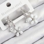 Pirinç Zirkon Taşlı Papatya Model Gümüş Renk Kadın Küpe