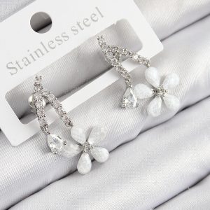 Pirinç Zirkon Taşlı Papatya Model Gümüş Renk Kadın Küpe