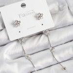 Pirinç Zirkon Taşlı Sallantılı Çiçek Model Gümüş Renk 925 Ayar Gümüş Çivi Kadın Küpe