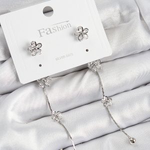 Pirinç Zirkon Taşlı Sallantılı Çiçek Model Gümüş Renk 925 Ayar Gümüş Çivi Kadın Küpe