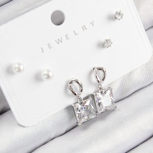 Pirinç Zirkon Taşlı Sallantılı Kare Model Gümüş Renk 925 Ayar Gümüş Çivi Kadın Küpe Set