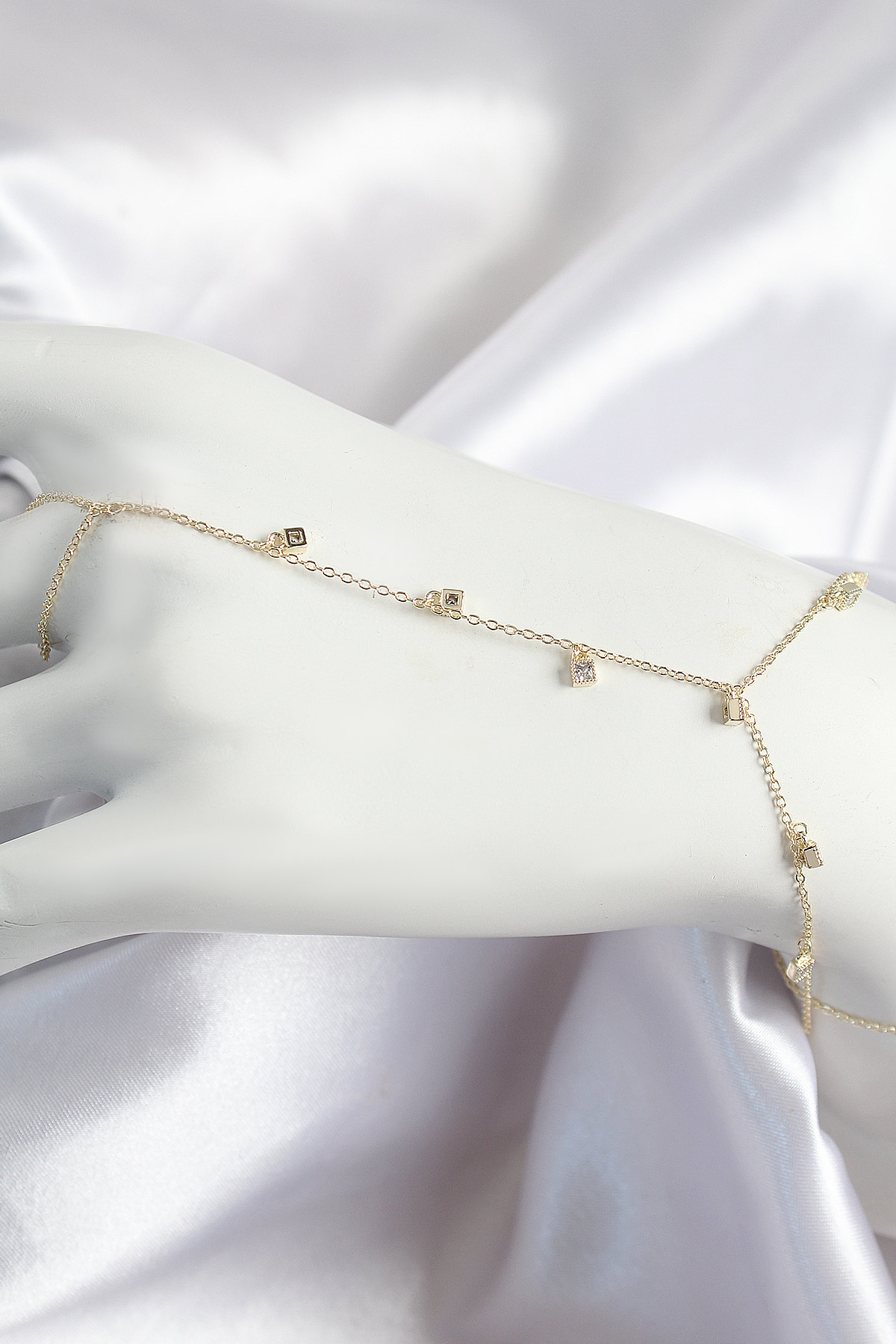 Pirinç Zirkon Taşlı Sallantılı Model Gold Renk Kadın Şahmeran