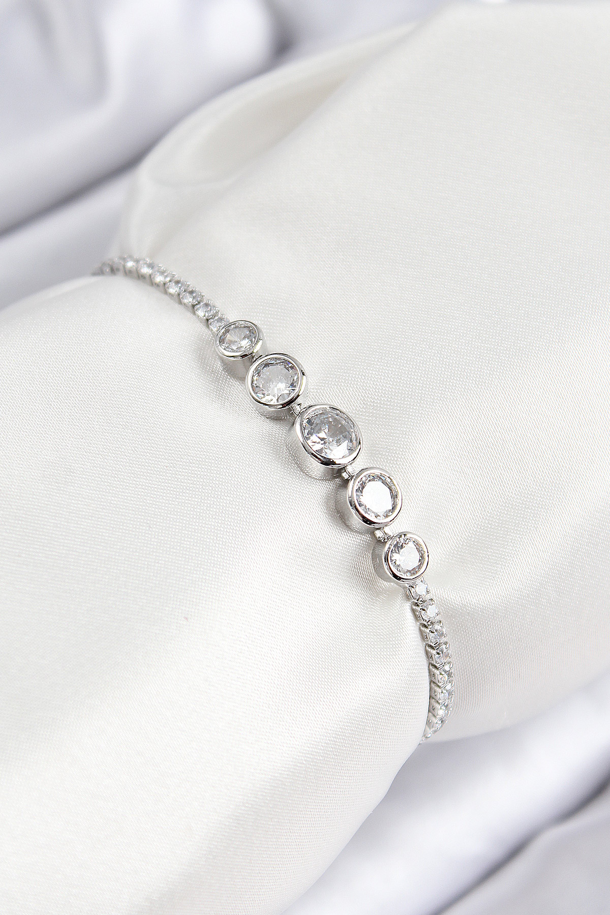 Pirinç Zirkon Taşlı Sıralı Daire Model Gümüş Renk Asansörlü Kadın Bileklik