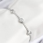 Pirinç Zirkon Taşlı Sıralı Kalp Model Gümüş Renk Asansörlü Kadın Bileklik