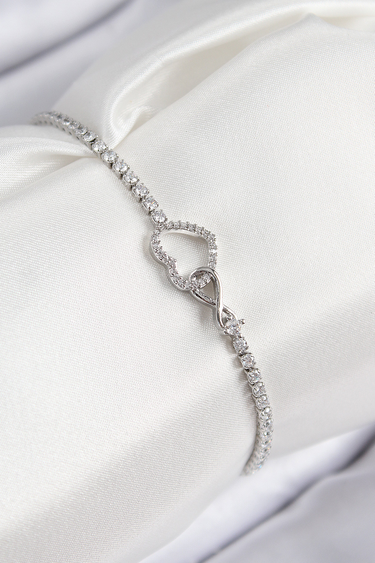 Pirinç Zirkon Taşlı Sonsuzluk Kalp Model Gümüş Renk Kadın Bileklik