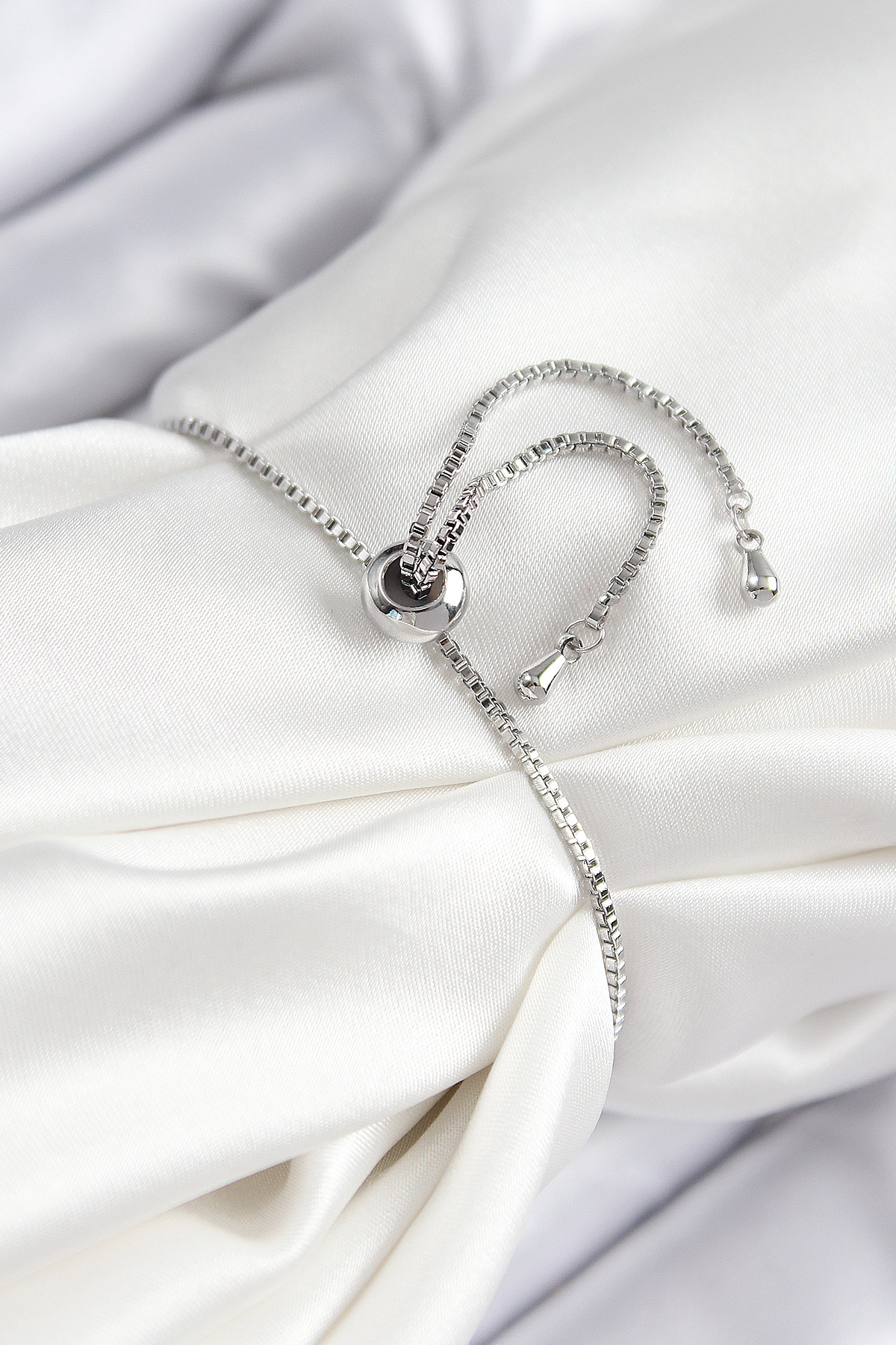 Pirinç Zirkon Taşlı X Detaylı Su Yolu Model Gümüş Renk Asansörlü Kadın Bileklik