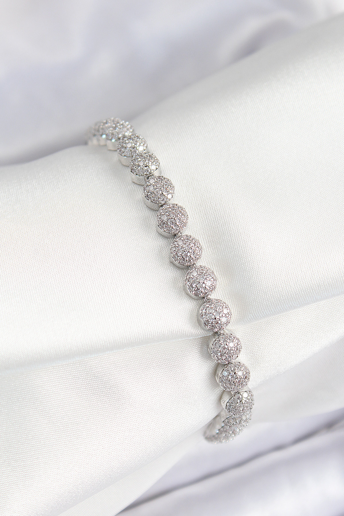 Pirinç Zirkon Taşlı Yarım Topcuk Model Gümüş Renk VIP Seri Kadın Bileklik