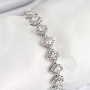 Pirinç Zirkon Taşlı Yonca Baget Model Gümüş Renk VIP Seri Kadın Bileklik