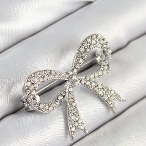 Üzeri Zirkon Taşlı Fiyonk Figürlü Gümüş Renk Kadın Broş