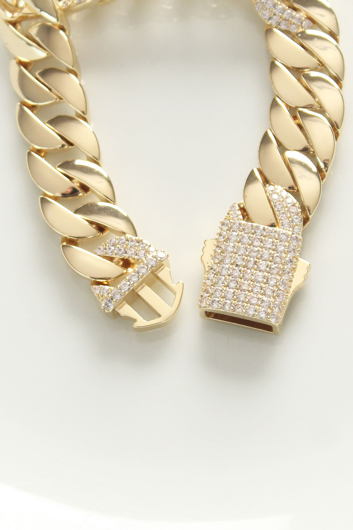 Vip Seri Pirinç Ortası Zirkon Taşlı Gold Renk Gurmet Bileklik