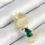 Yeşil Damla Zirkon Taşlı Kraliçe Taçlı Kedi Figürlü Gold Renk Kadın Broş