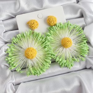 Yeşil Püsküllü Papatya Figürlü Hasır Örgü Model Gold Renk Kadın Küpe