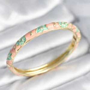 Yeşil Renk Detaylı Mineli Kelepçe