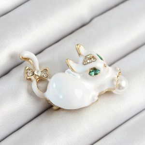 Zirkon Taşlı İnci Detaylı Beyaz 3D Kedi Figürlü Gold Renk Kadın Broş