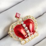 Zirkon Taşlı İnci Detaylı Kırmızı 3D Kraliçe Taç Figürlü Gold Renk Kadın Broş