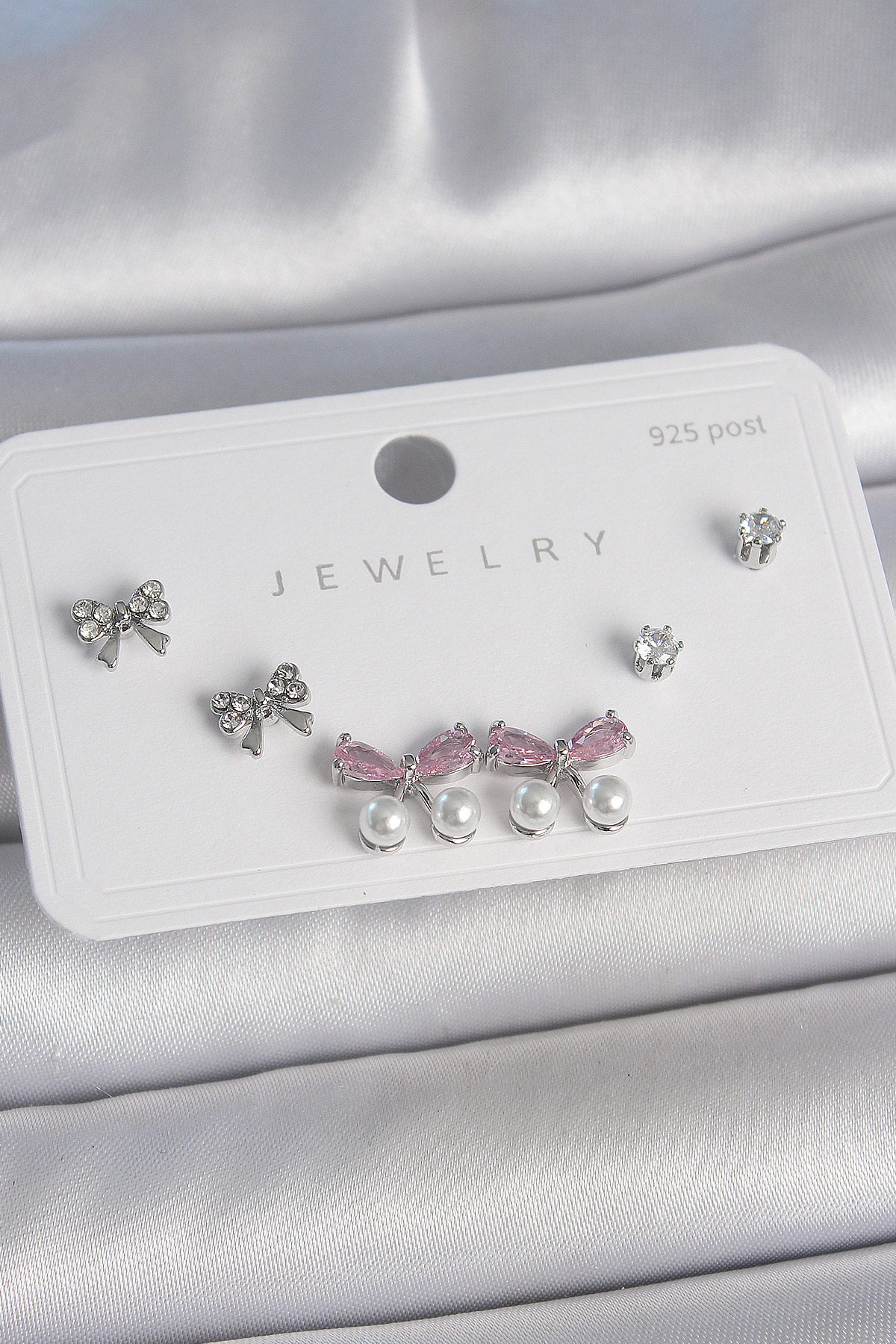 Pirinç Gümüş Renk Pembe Zirkon Taşlı Kurdele Model İnci Detay 925 Ayar Gümüş Çivi Kadın Küpe Seti