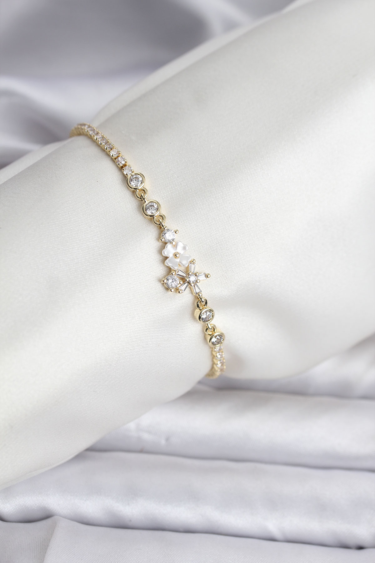 Çiçekli Model Zirkon Taşlı Gold Renk Su Yolu Kadın Bileklik