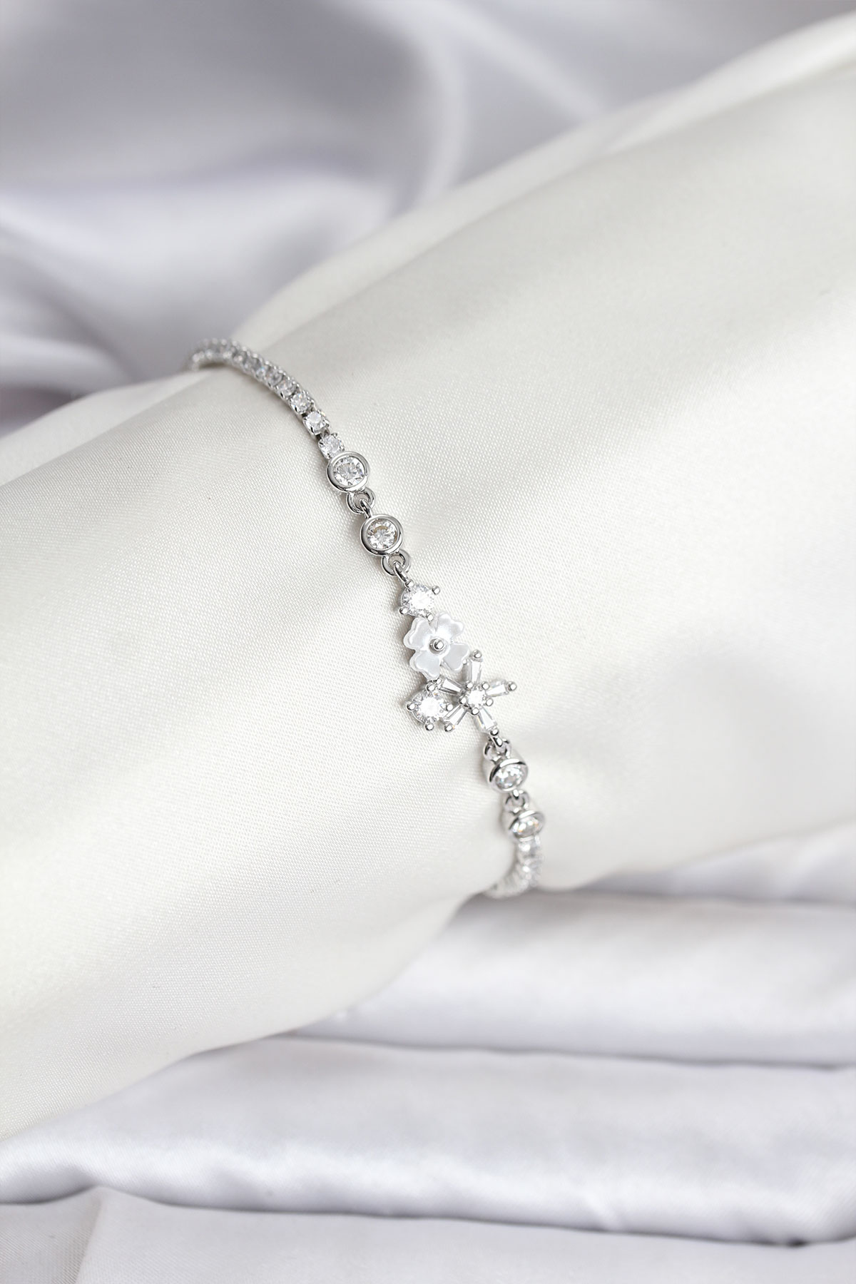 Çiçekli Model Zirkon Taşlı Gümüş Renk Su Yolu Kadın Bileklik