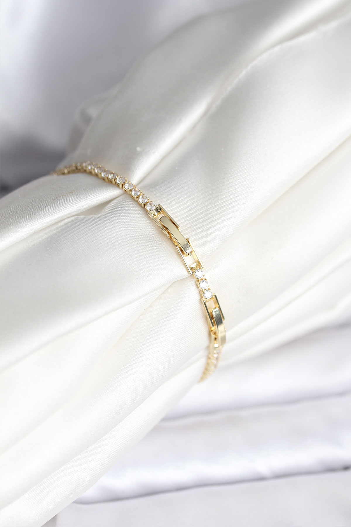 Çiçek Model Zirkon Taşlı Gold Renk Pirinç Su Yolu Kadın Bileklik