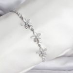 Çiçek Model Zirkon Taşlı Gümüş Renk Pirinç Su Yolu Kadın Bileklik