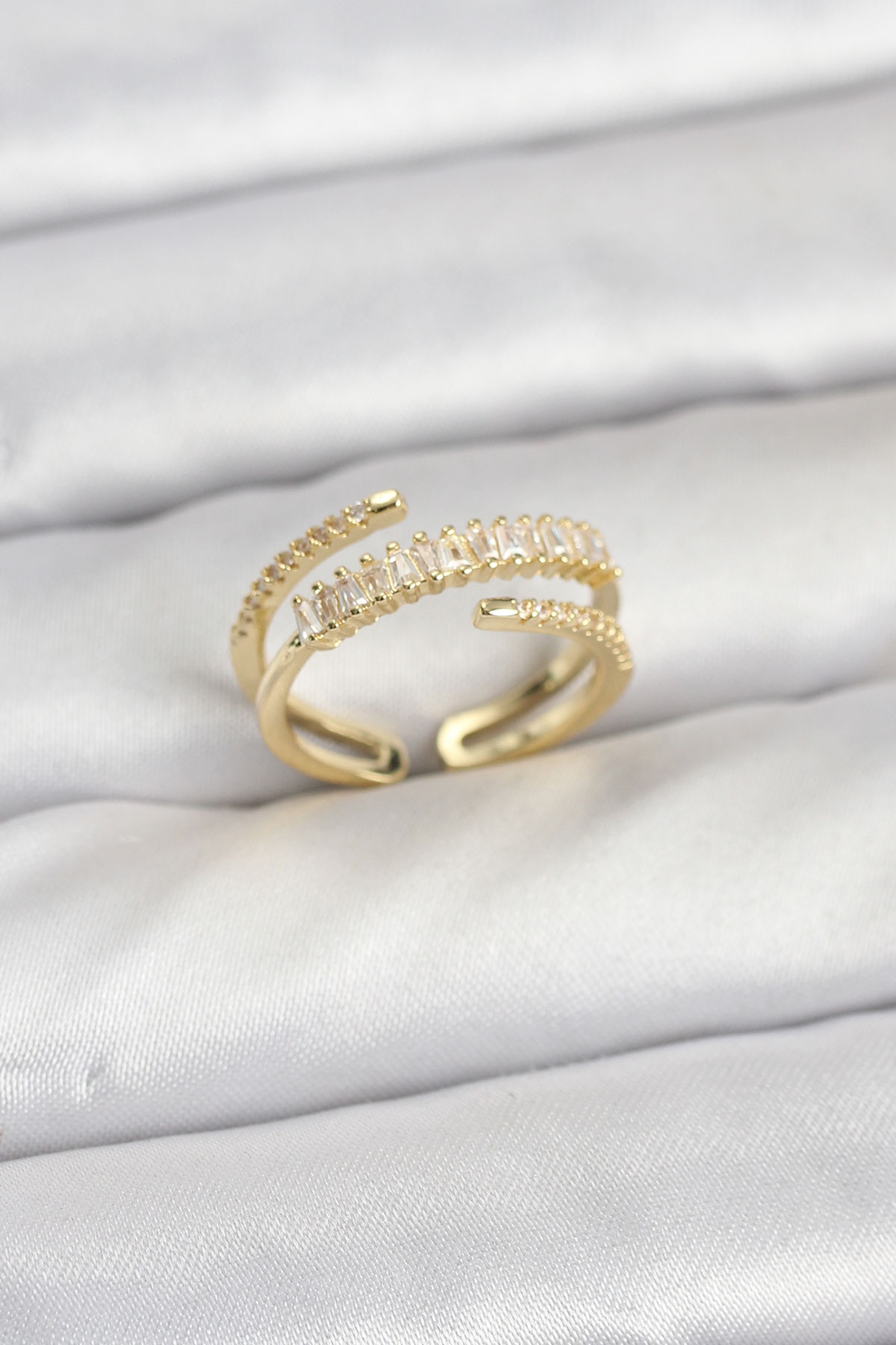 Pirinç Gold Renk Sıralı Baget Zirkon Taşlı Kadın Yüzük