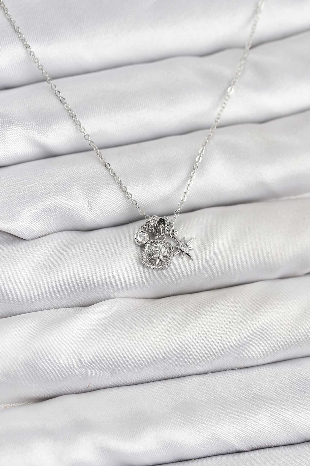 Pirinç Gümüş Renk Minimal Charmlı Kadın Kolye