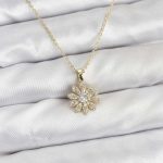 Pirinç Gold Renk Çiçek Model Kadın Kolye