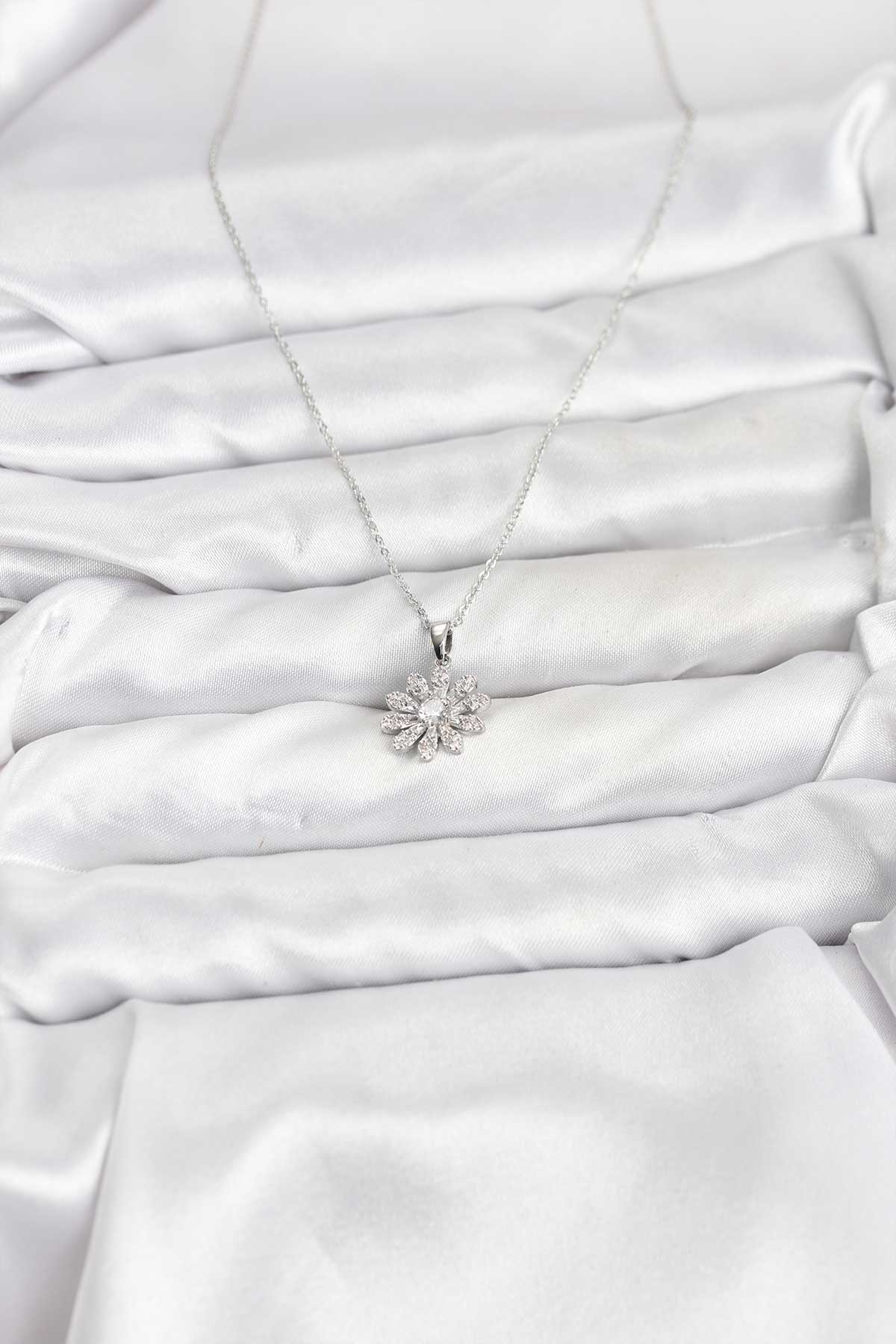 Pirinç Gümüş Renk Çiçek Model Kadın Kolye