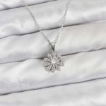 Pirinç Gümüş Renk Çiçek Model Kadın Kolye