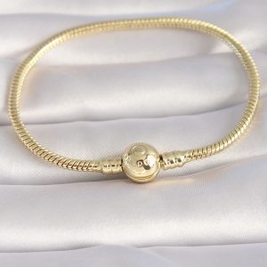 Pirinç Gold Renk İşleme Detay Charm Model Kadın Bileklik